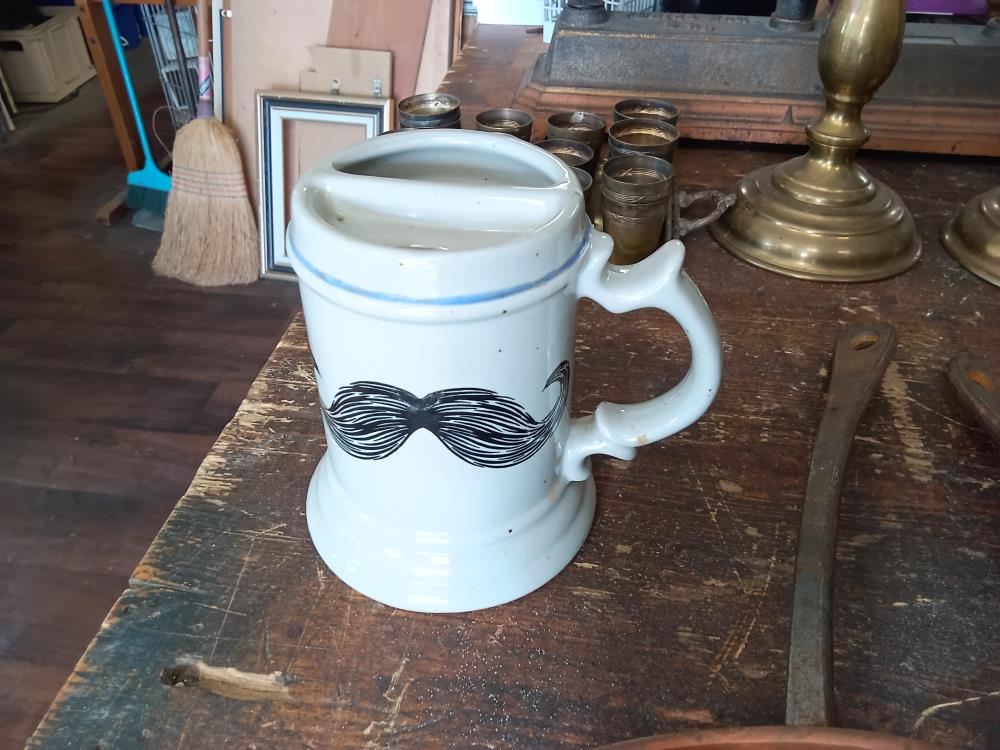 CHOPE A MOUSTACHES