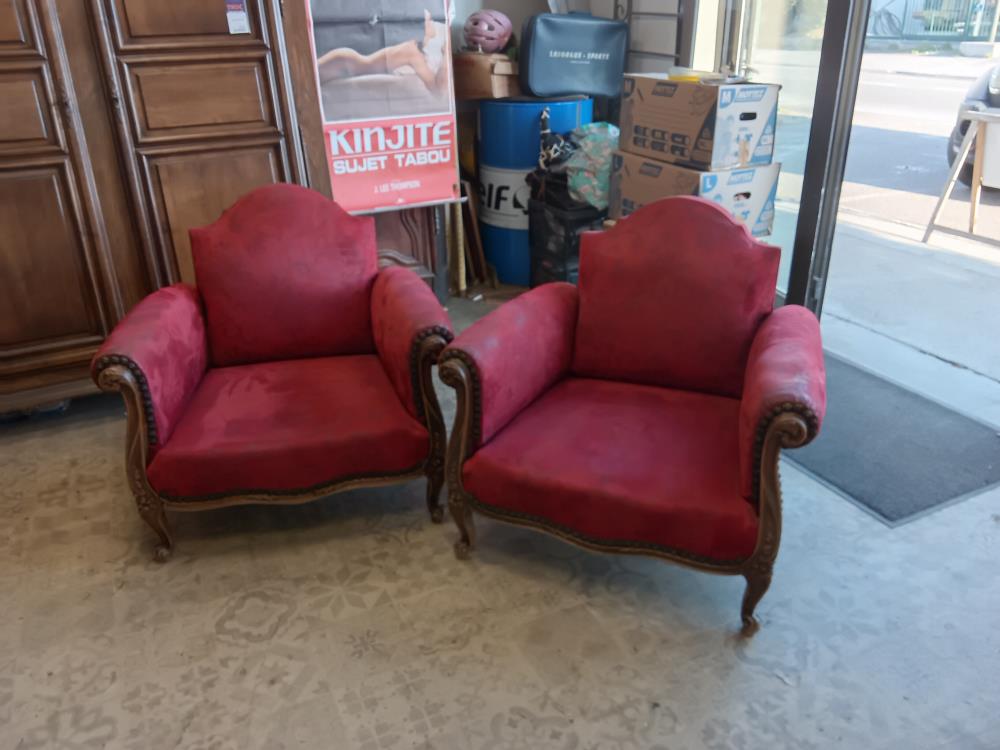 PAIRE DE FAUTEUILS ROUGES 