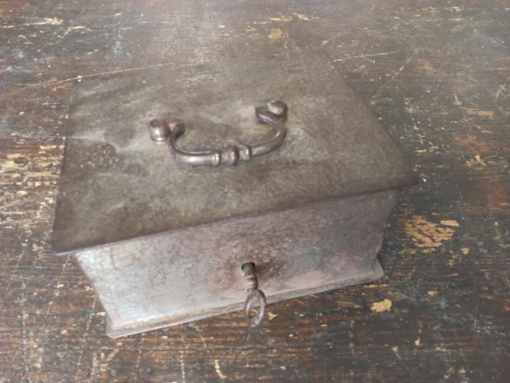 PETITE CAISSE MÉTAL AVEC CLES.