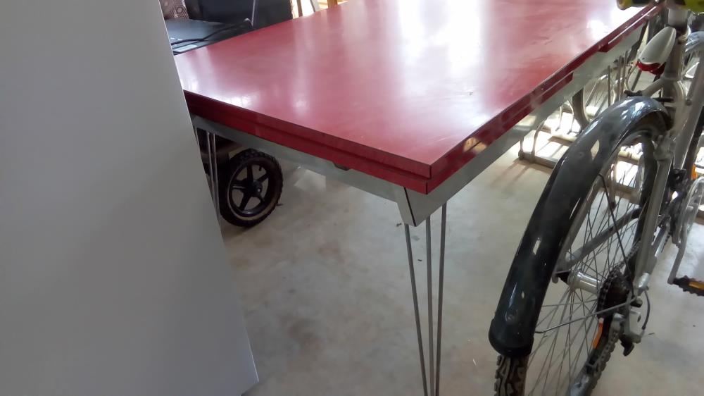 TABLE EXTENSIBLE FORMICA ROUGE