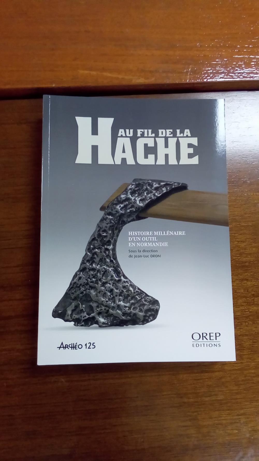 AU FIL DE LA HACHE