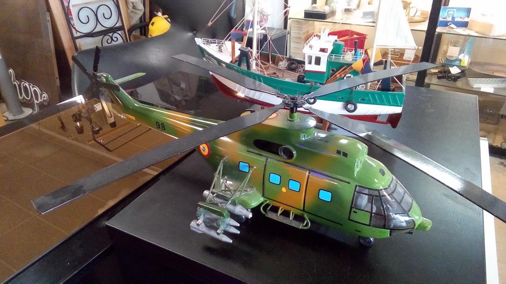 MAQUETTE HÉLICOPTÈRE SUPER PUMA