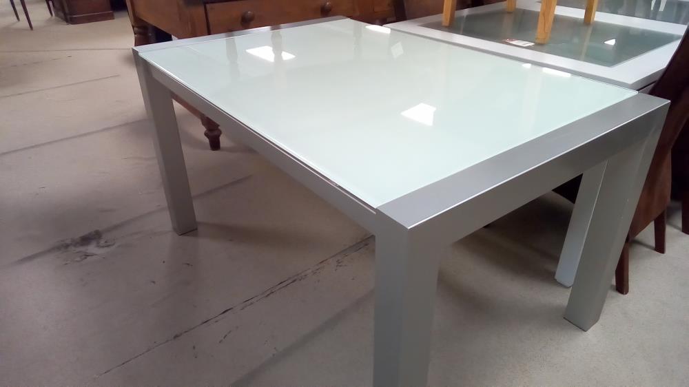 TABLE EXTENSIBLE DESSUS VERRE AVEC 4 CHAISES 