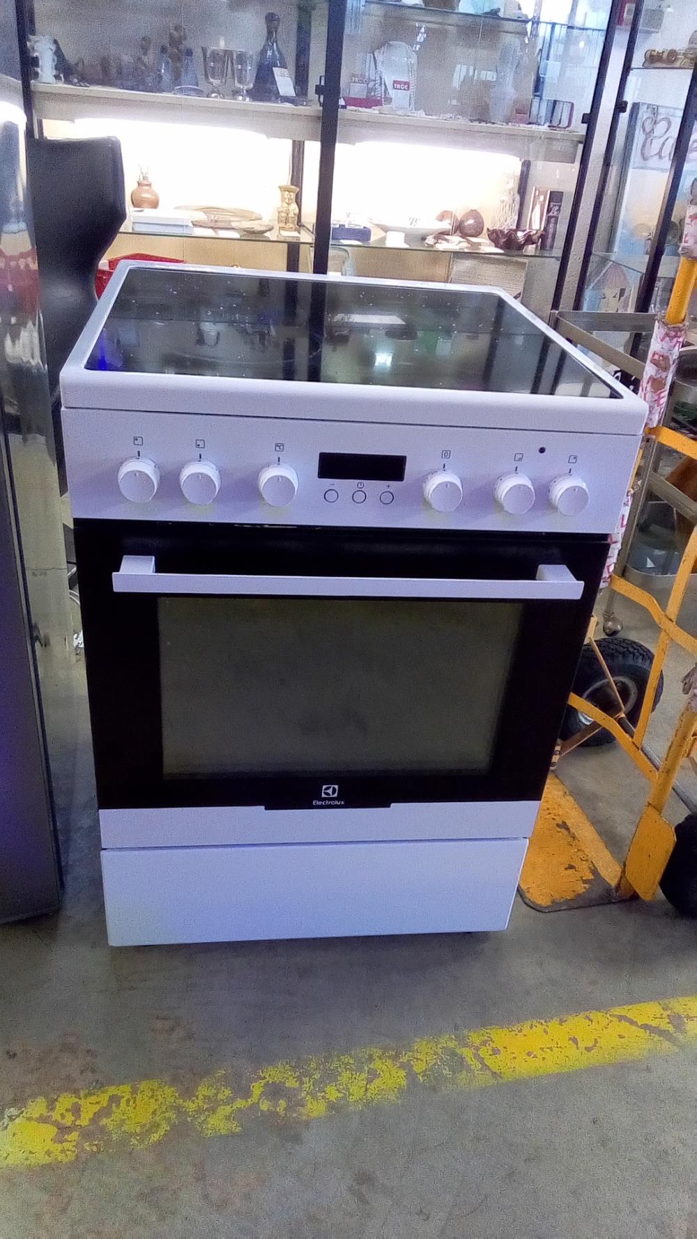 CUISINIÈRE VITROCERAMIQUE ELECTROLUX 