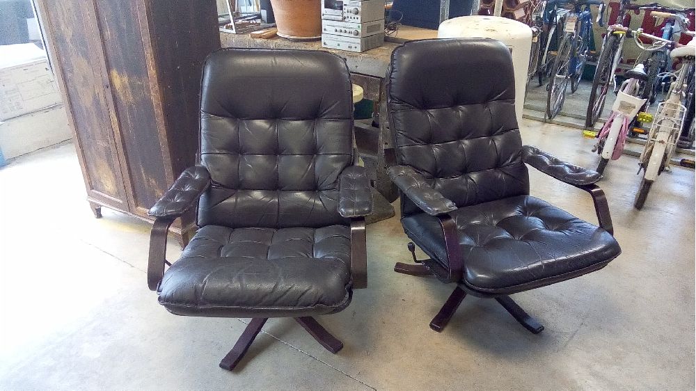 PAIRE DE FAUTEUILS CUIR  STYLE DANOIS