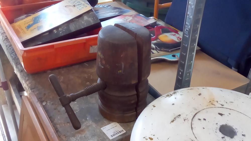 MOULE À CHAPEAU BOIS