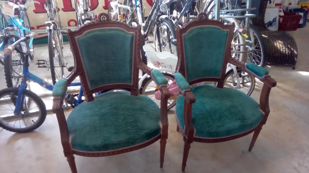 PAIRE DE FAUTEUILS STYLE LOUIS XVI VELOURS BLEU