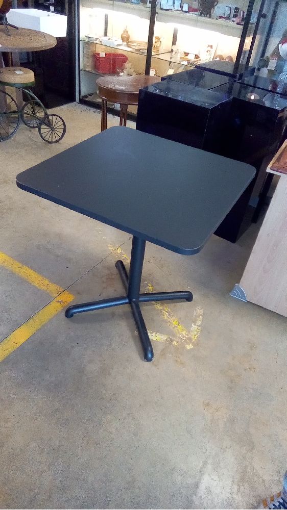 PETITE TABLE CARRÉE