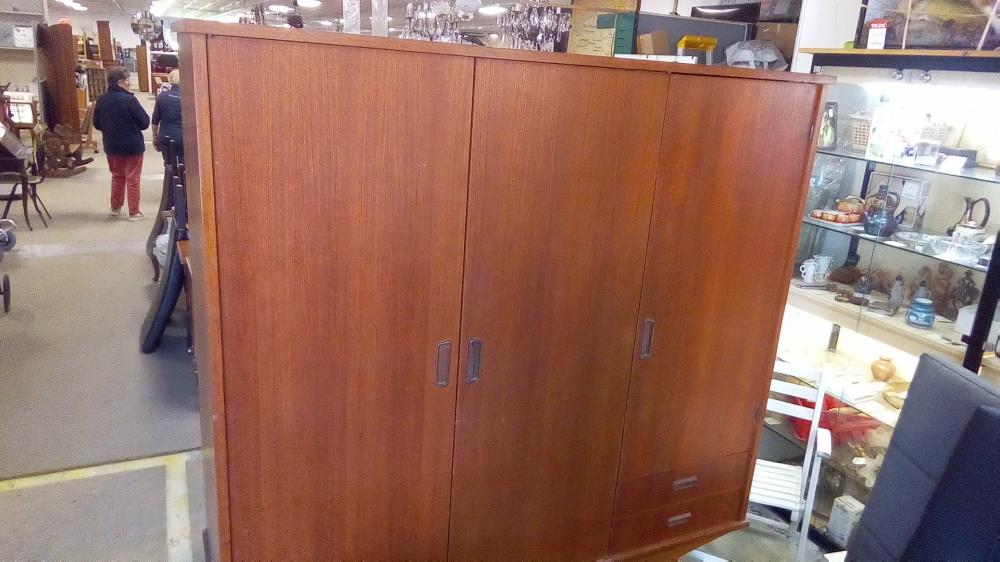ARMOIRE VINTAGE TECK