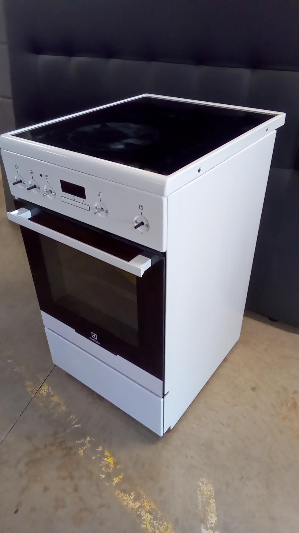 CUISINIÈRE INDUCTION PEU SERVIE ELECTROLUX