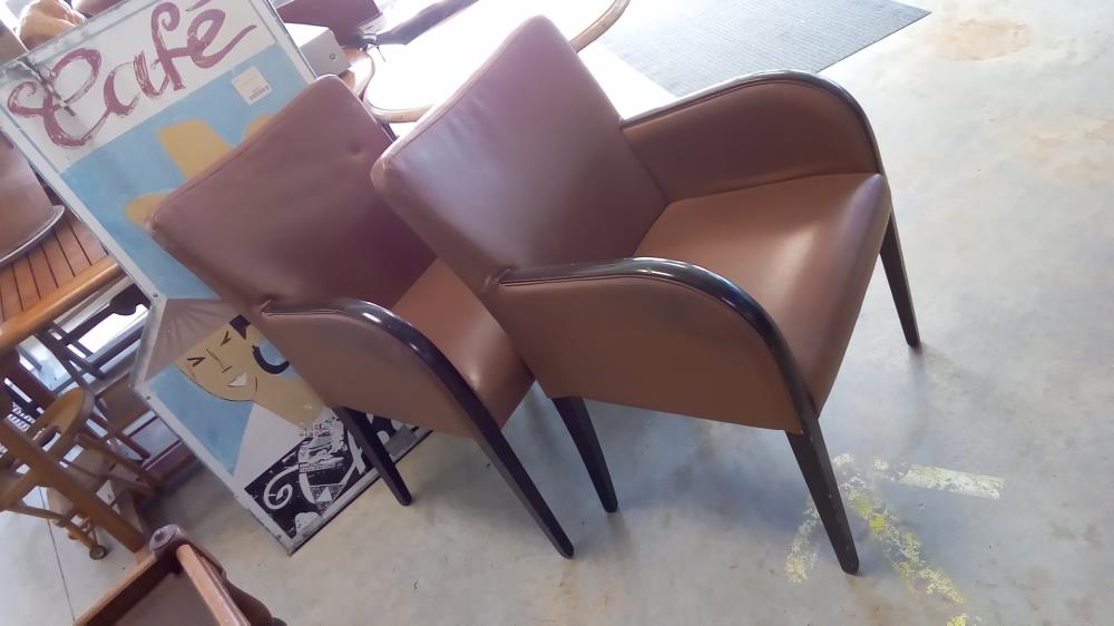 PAIRE DE FAUTEUILS SIMILI