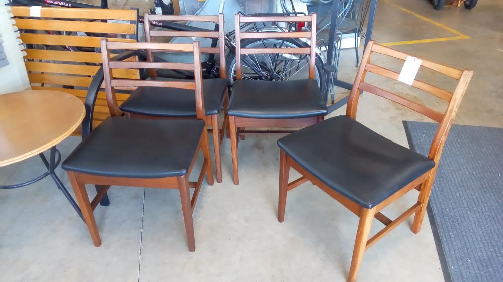 4 CHAISES VINTAGE TECK ET SIMILI