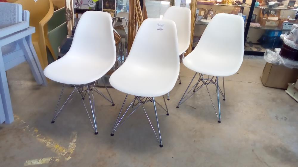 ENSEMBLE DE 4 CHAISES STYLE EAMES CHROMÉES (1 TAMPON MANQUANT)
