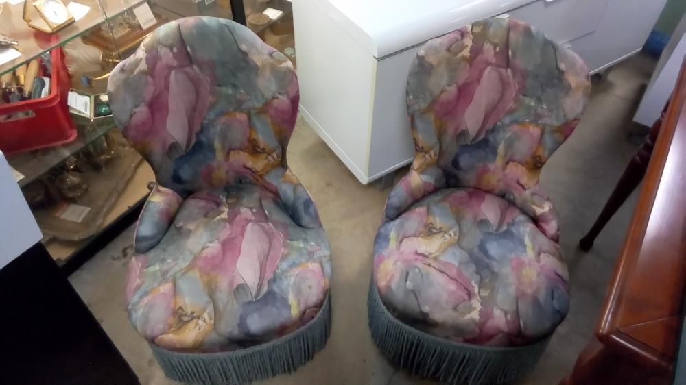 PAIRE DE CHAUFFEUSES FLEURIES FRANGES