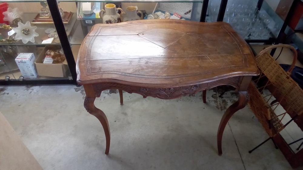 PETITE TABLE AVEC CACHETTE