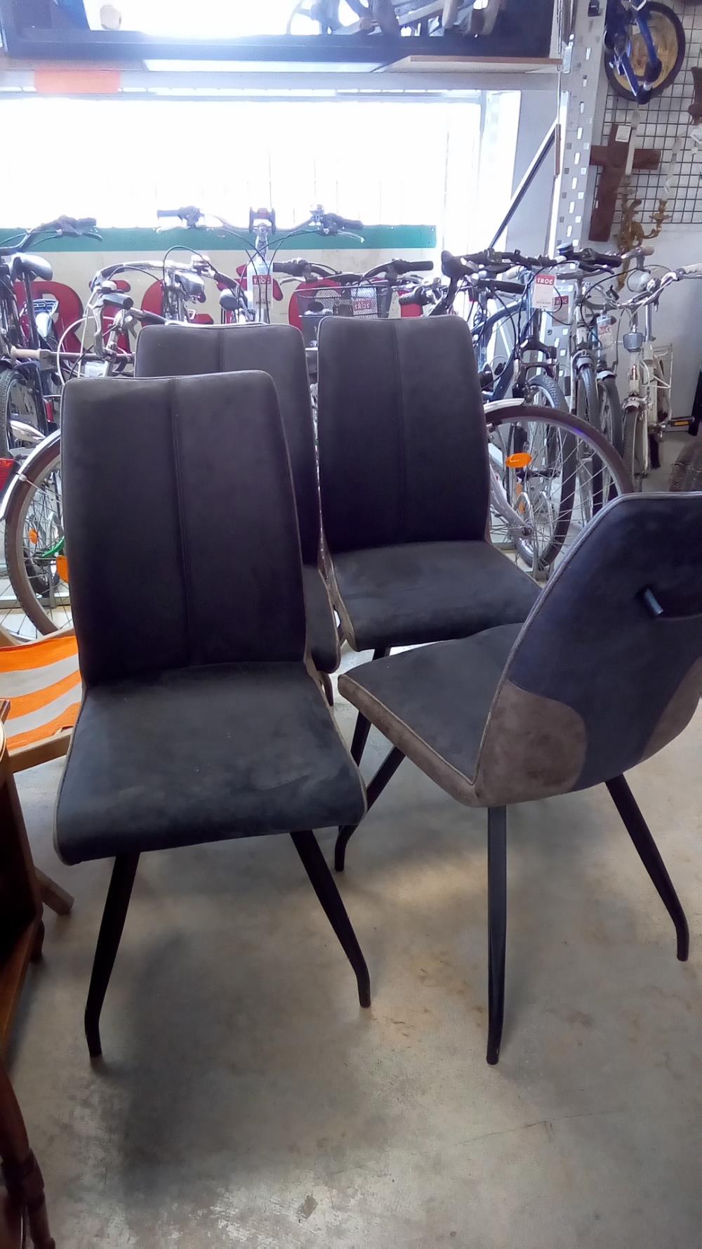4 CHAISES MODERNES