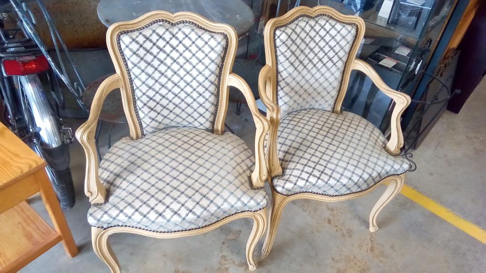 PAIRE DE FAUTEUILS STYLE LOUIS XV 