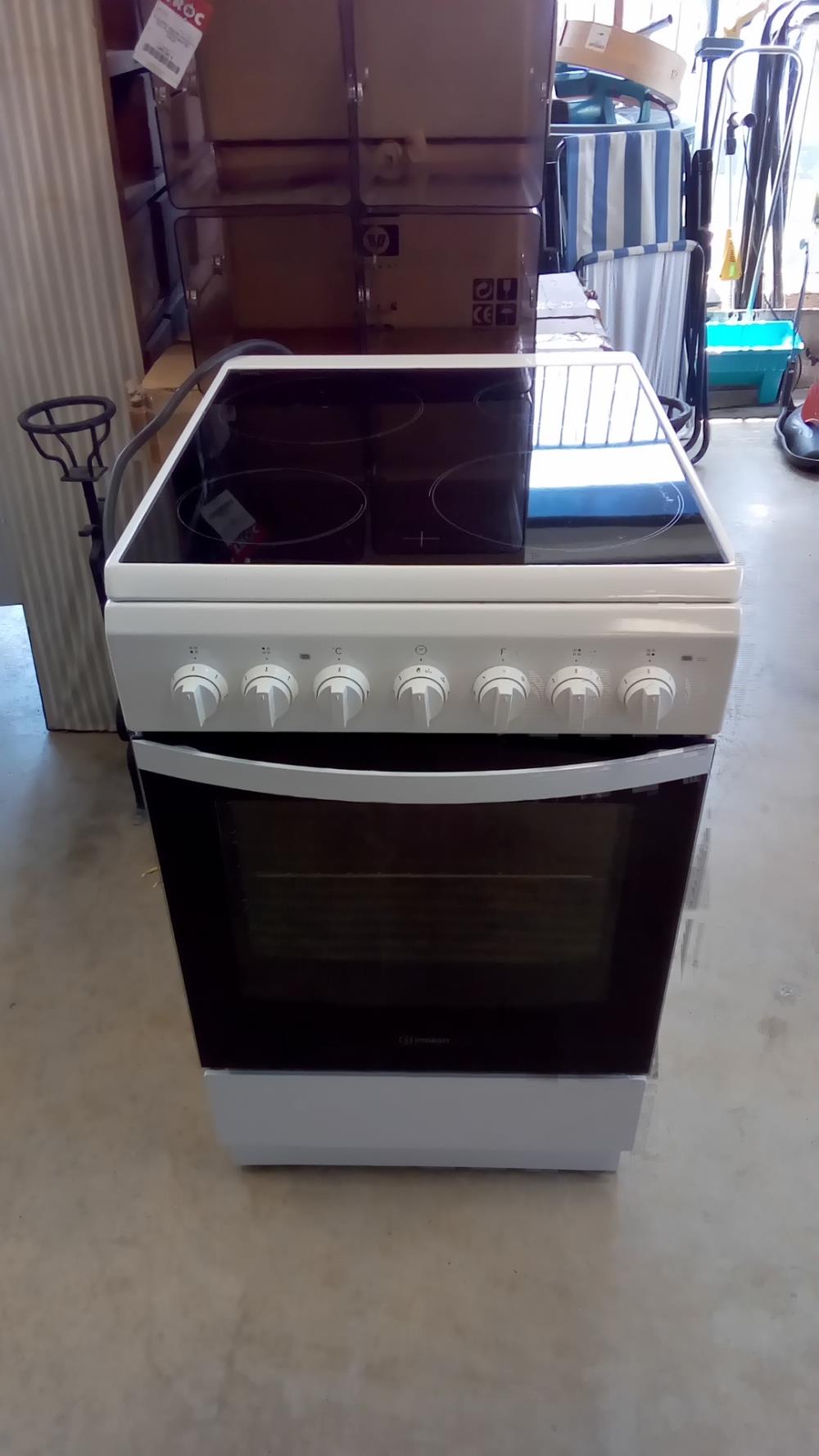 CUISINIÈRE VITROCÉRAMIQUE INDESIT