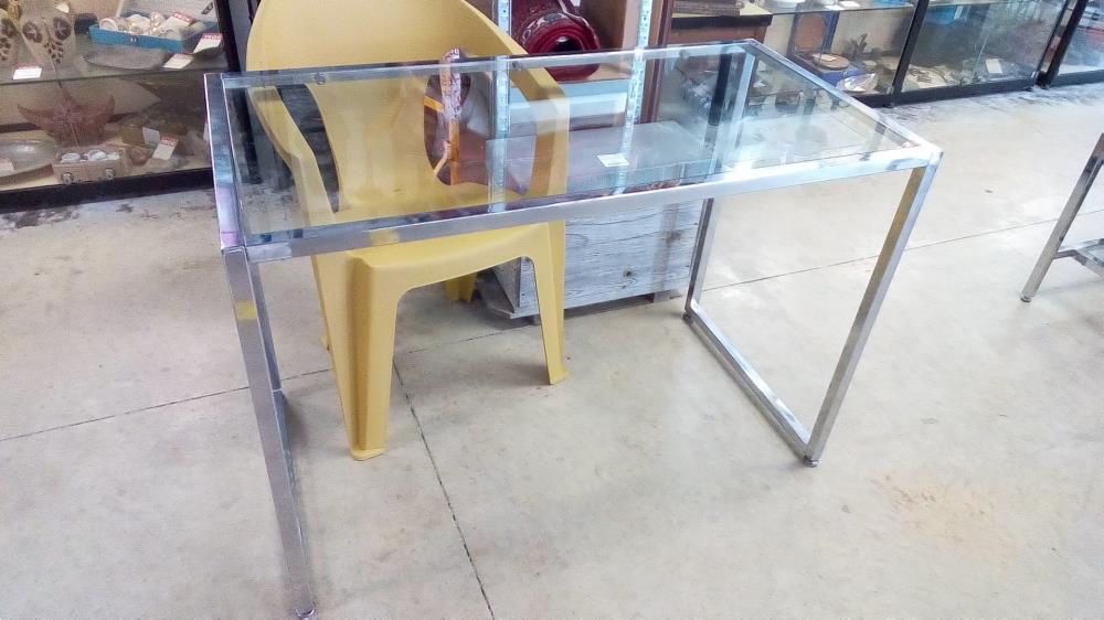 TABLE DE PRÉSENTATION CHROMÉE PM