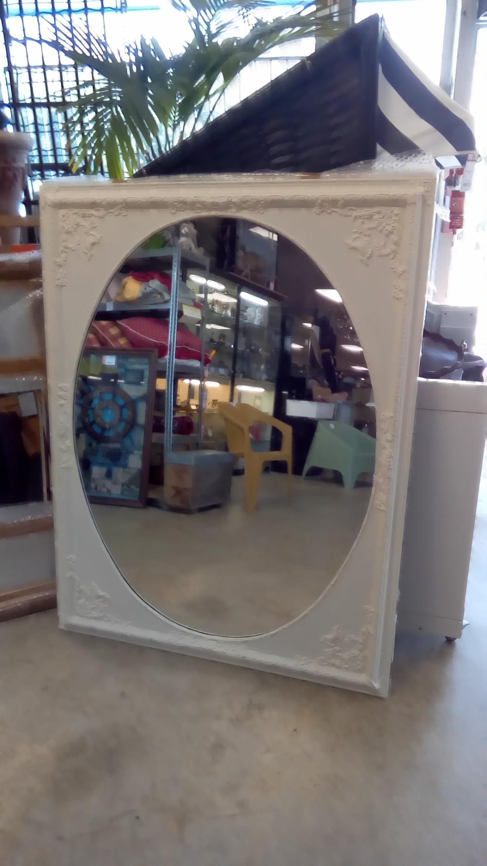 GRAND MIROIR OVALE BLANC PATINÉ