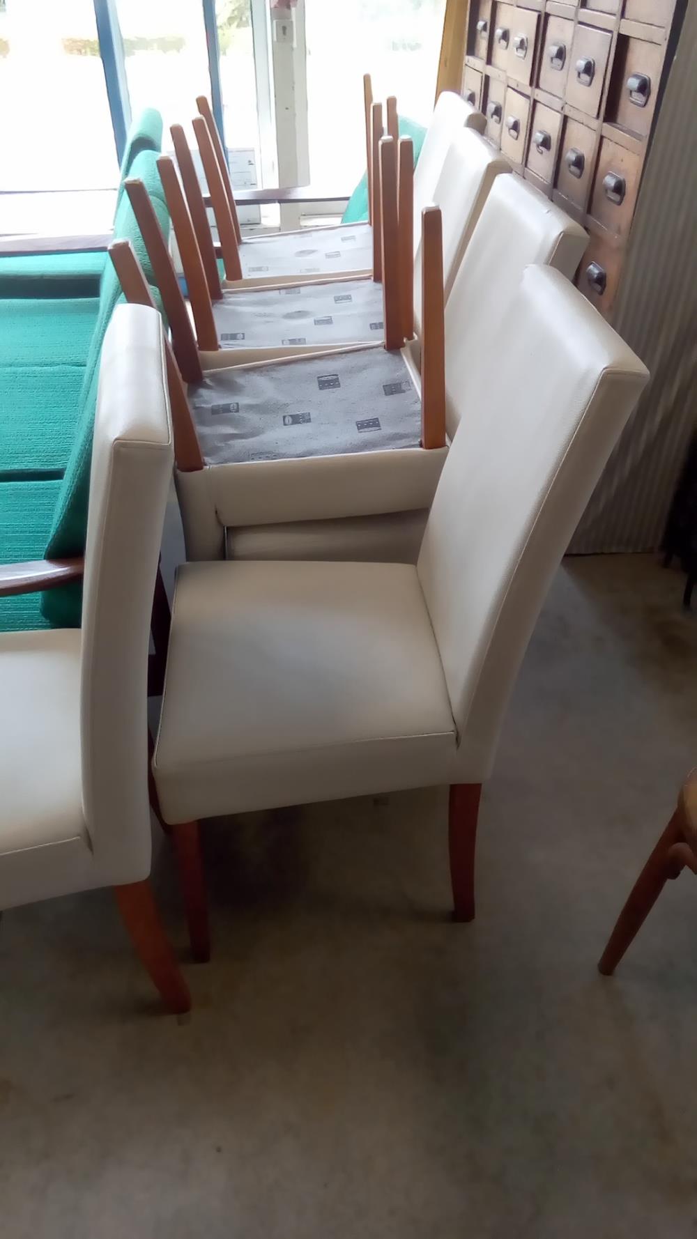 LOT DE 8 CHAISES  SIMILI BEIGE