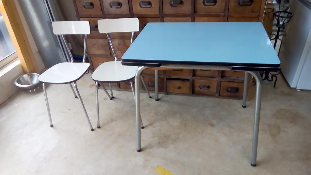 TABLE FORMICA AVEC 2 CHAISES