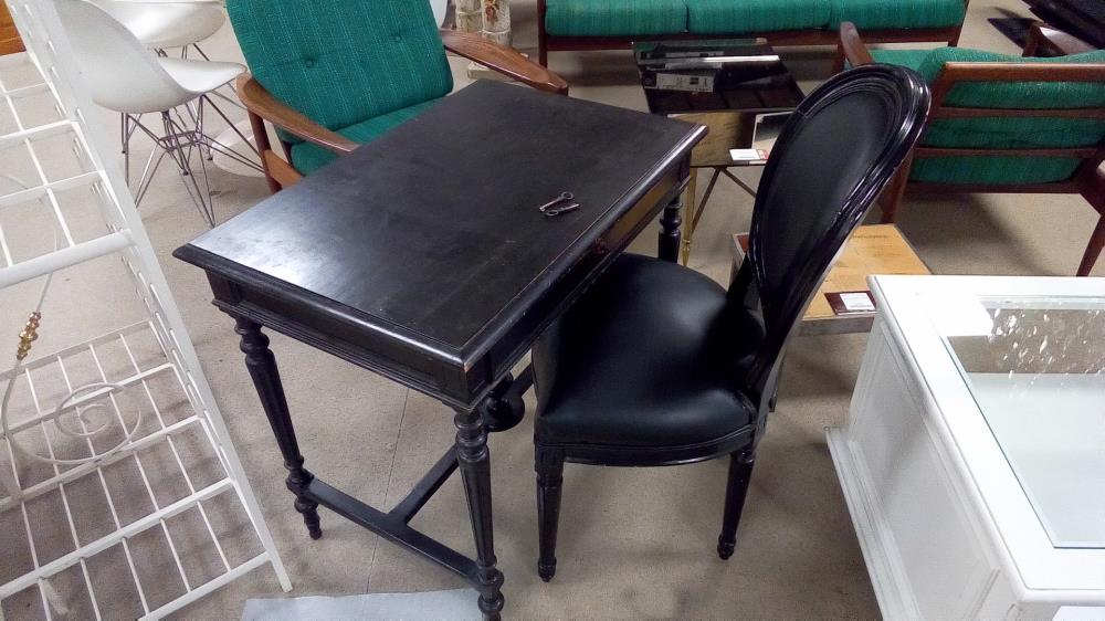 BUREAU STYLE LOUIS XVI AVEC SA CHAISE