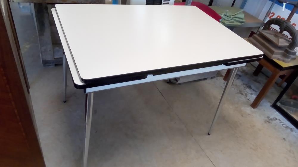 TABLE FORMICA BLANC CASSÉ