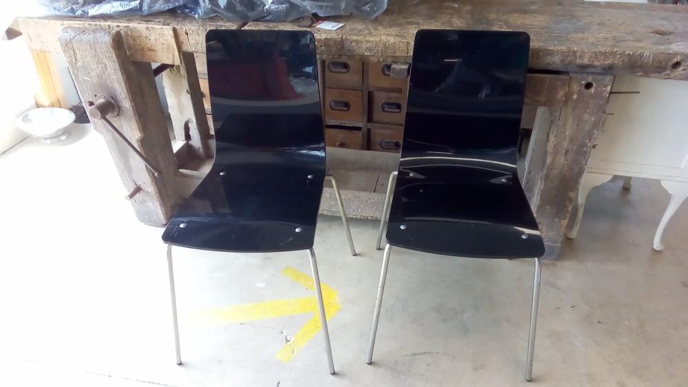 PAIRE DE CHAISES PLASTIQUE NOIR