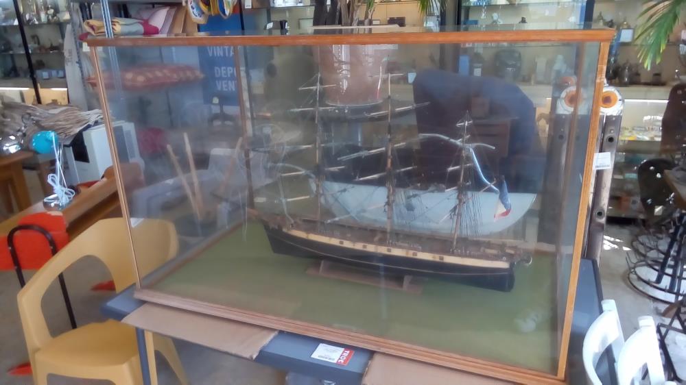 MAQUETTE ANCIENNE 3 MÂTS SOUS VITRINE