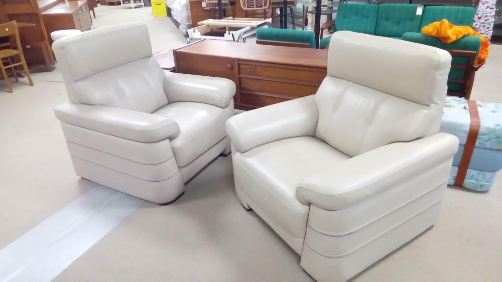 PAIRE DE FAUTEUILS CUIR BEIGE ITALIE