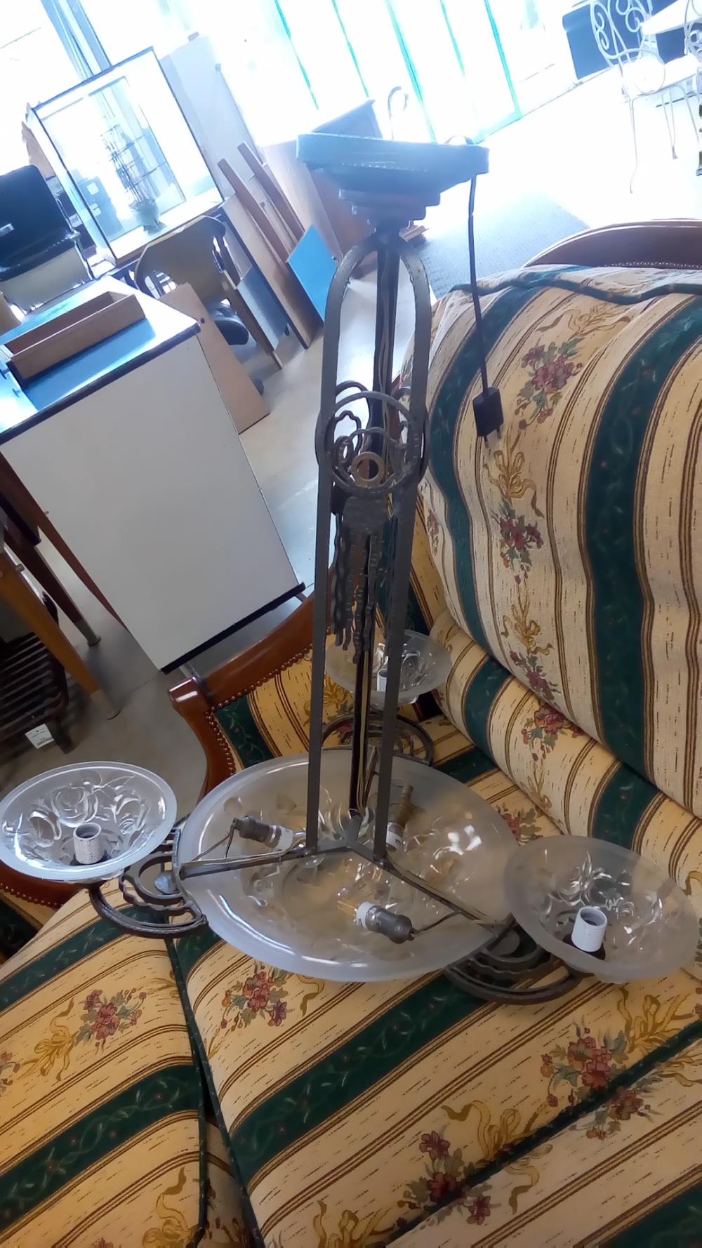 SUSPENSION ART DECO EN VERRE PRESSÉ MOULÉ ET FER FORGÉ