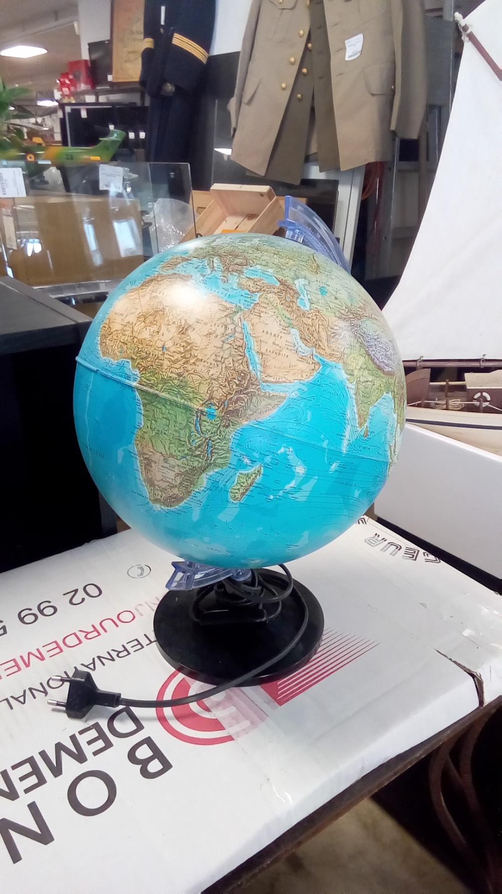 GLOBE LUMINEUX