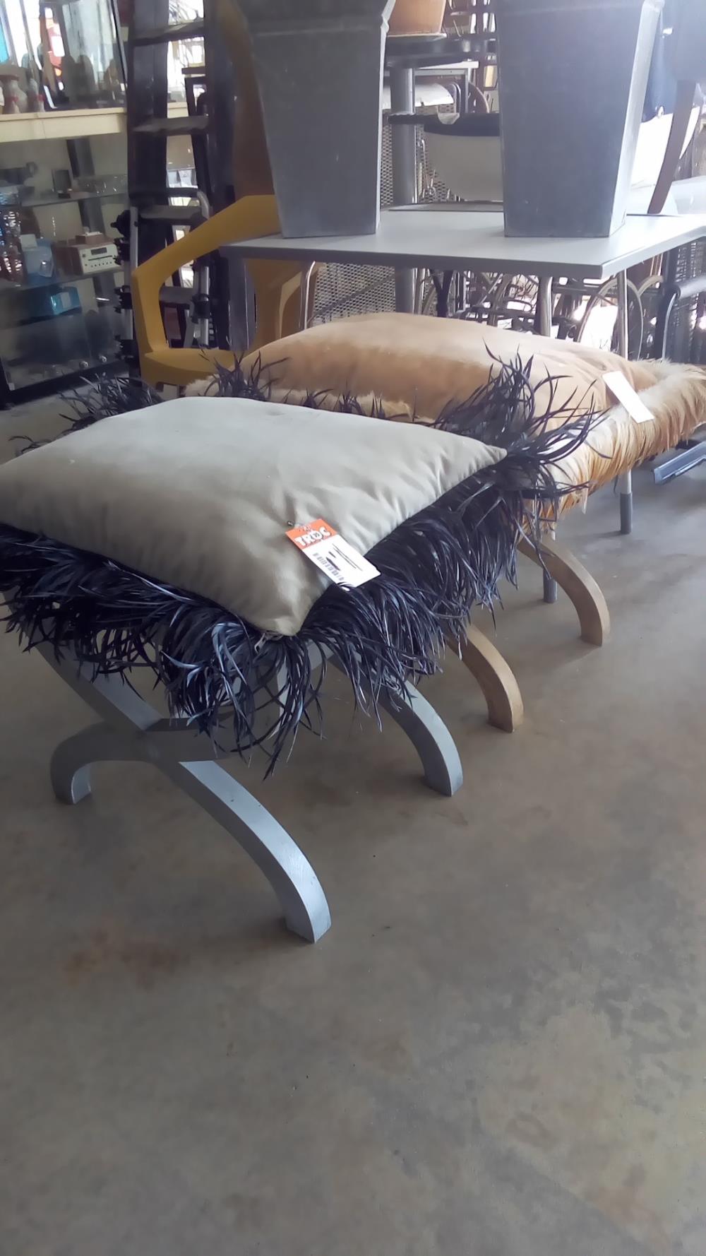 TABOURET AVEC COUSSIN PLUMES D'AUTRUCHE