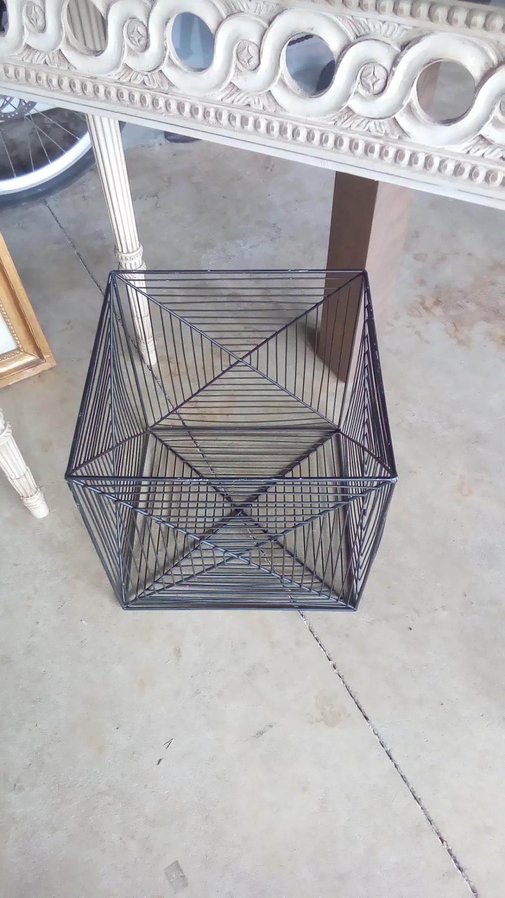 CACHE POT FILS NOIRS