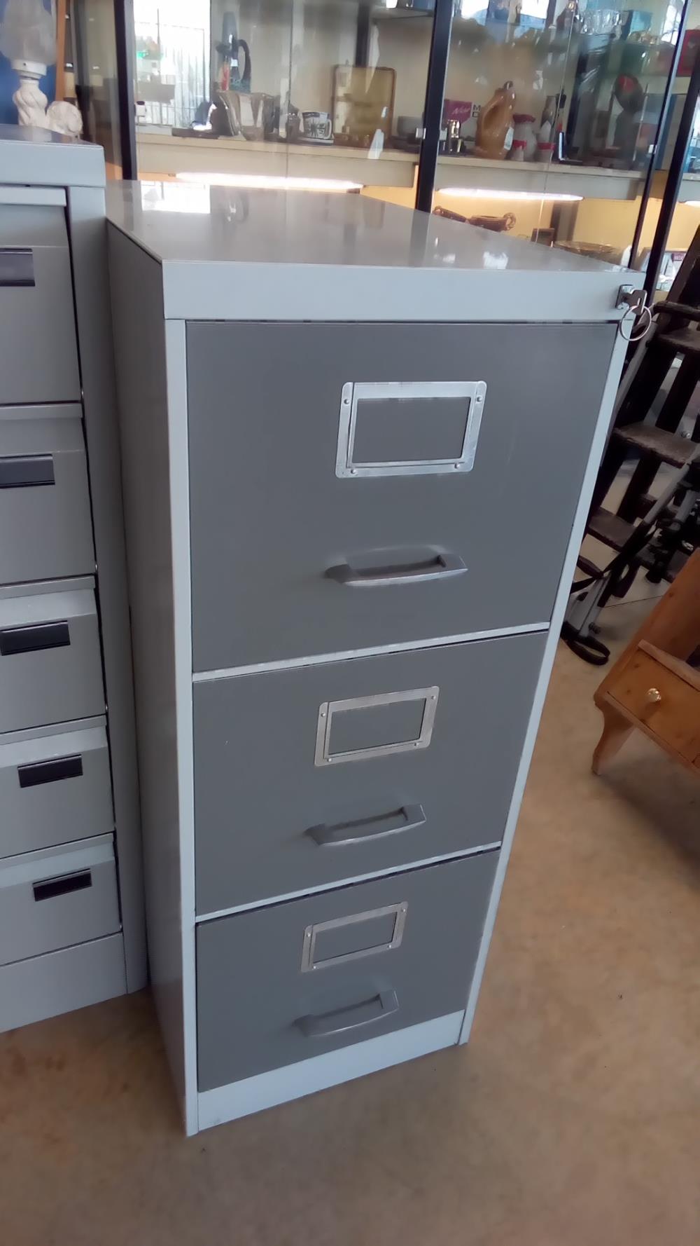 CLASSEUR 3 GRANDS TIROIRS AVEC CLÉ