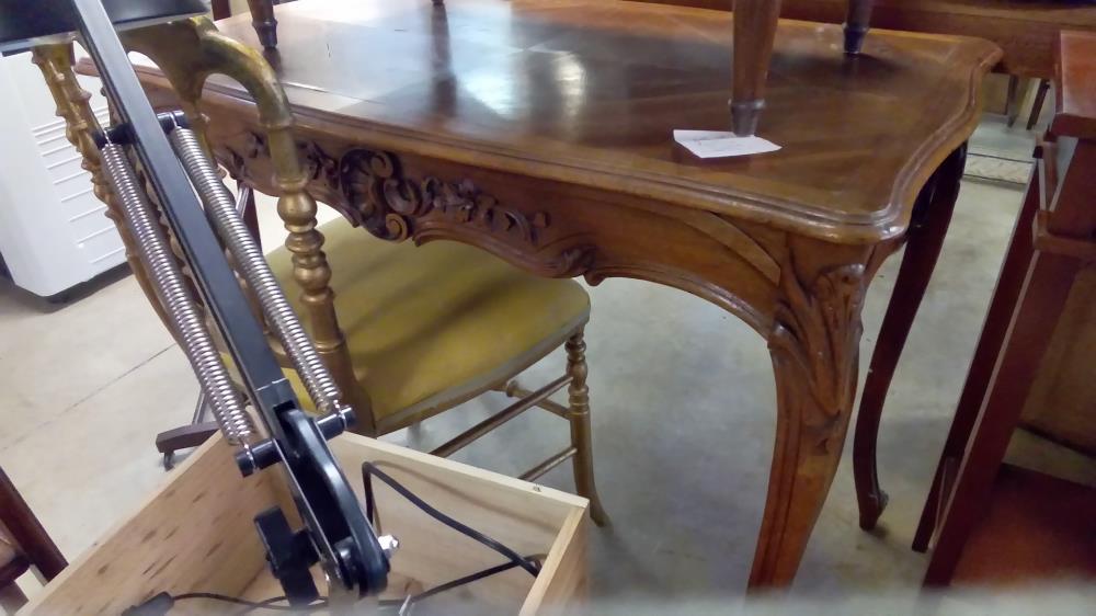 TABLE BUREAU STYLE LOUIS XV  1 TIROIR