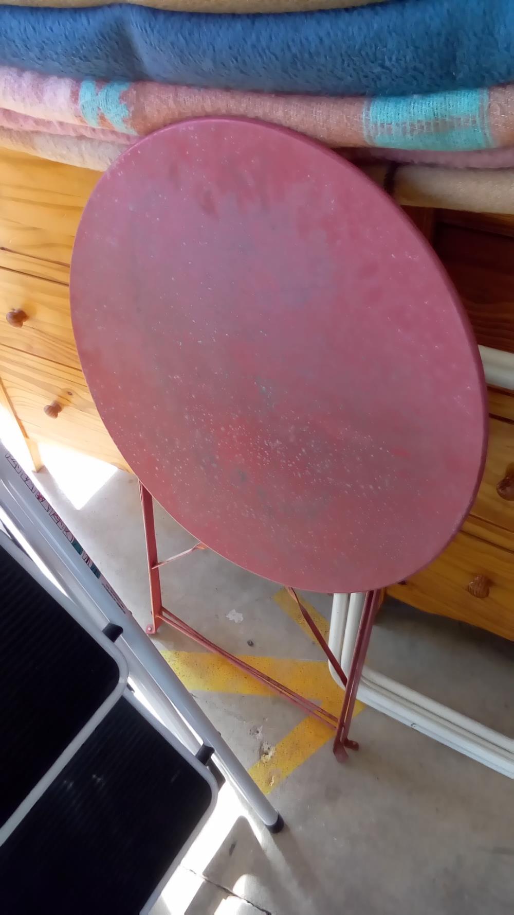 TABLE PLIANTE TÔLE ROUGE