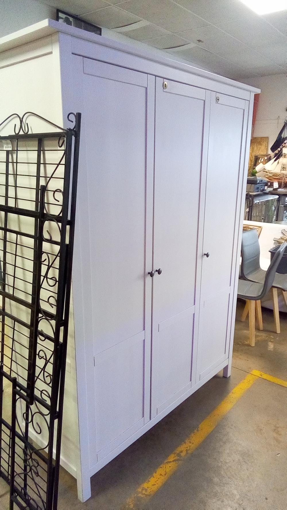ARMOIRE 3 PORTES BLANCHE AVEC 2 CLÉS