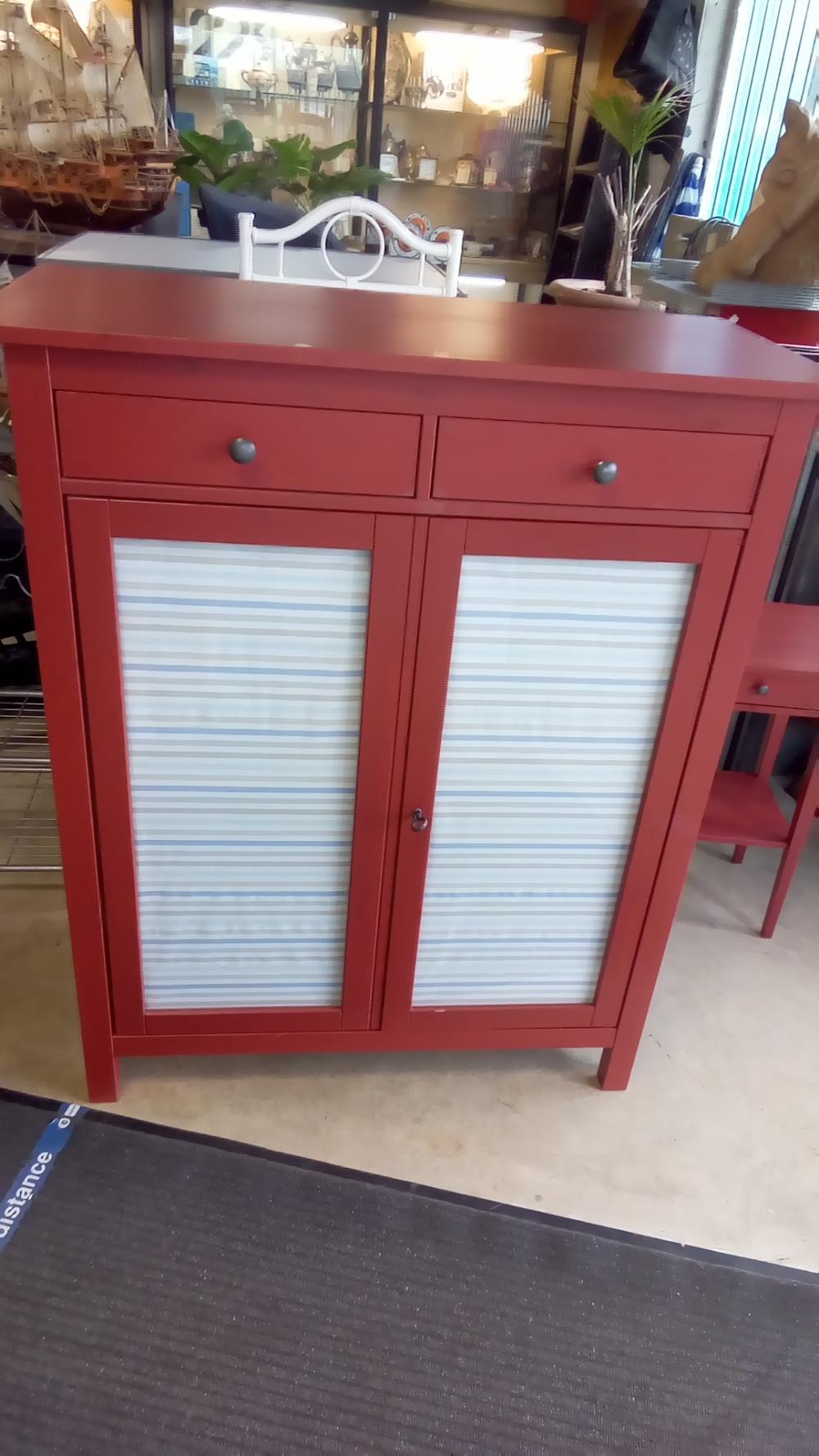 ARMOIRETTE VITRÉE PIN ROUGE 2 TIROIRS