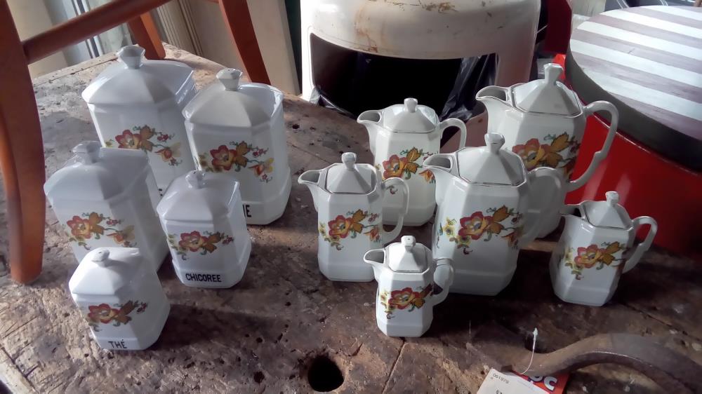 SÉRIE DE POTS À ÉPICES ET VERSEUSES