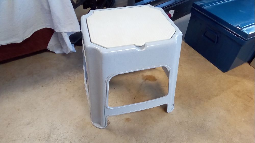 TABOURET COFFRE PLASTIQUE