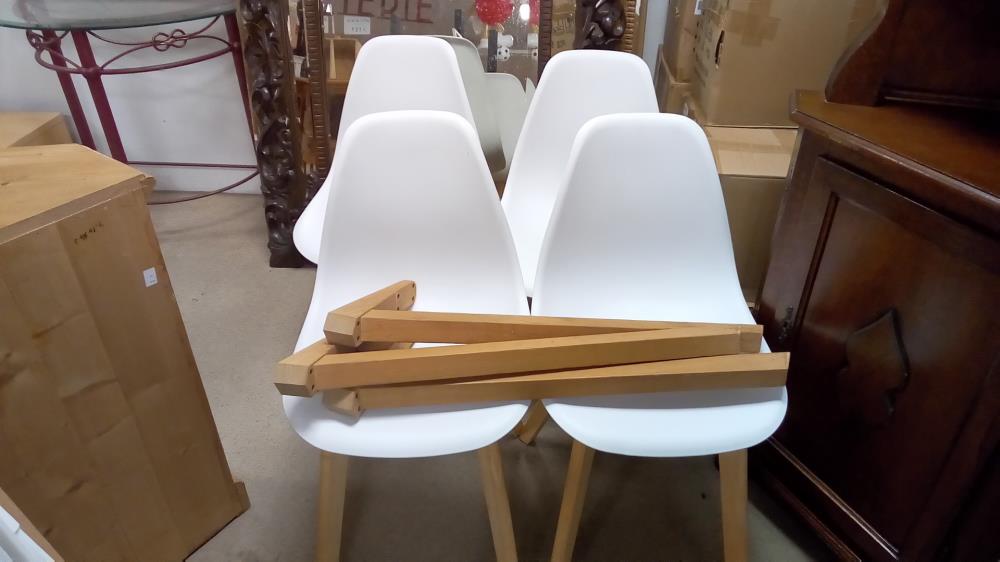 4 CHAISES STYLE EAMES BLANCHES
