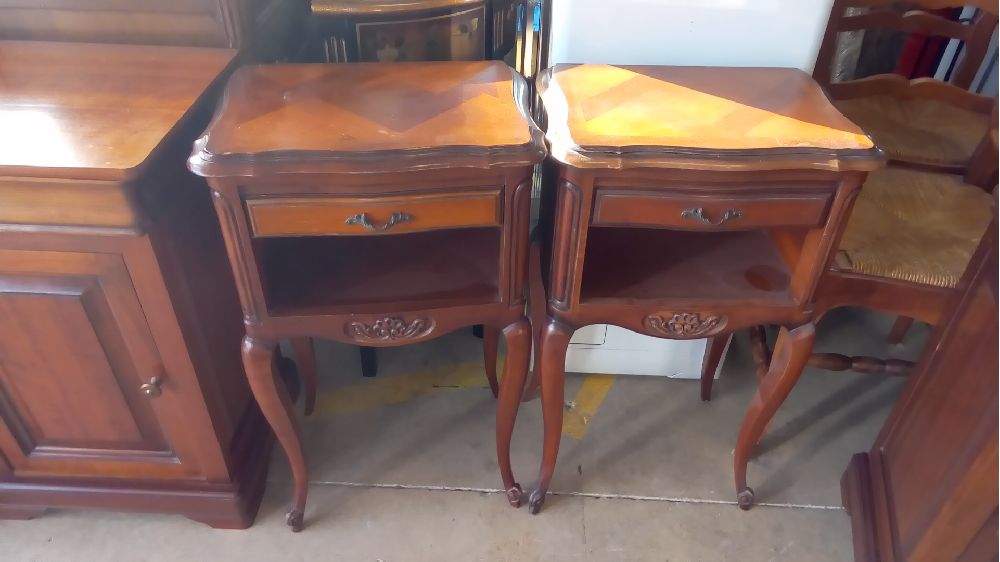PAIRE DE CHEVETS MERISIER STYLE LOUIS XV