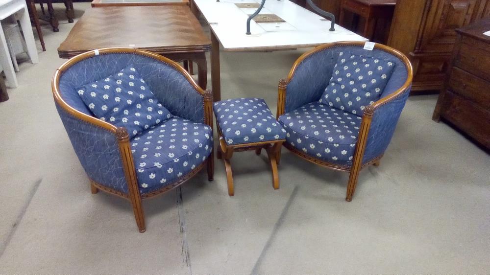 PAIRE DE FAUTEUILS TONNEAU AVEC REPOSE PIED