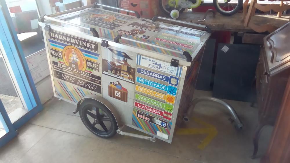 REMORQUE FOURGON POUR VÉLO ÉLECTRIQUE ( VALEUR 2750 € TTC )