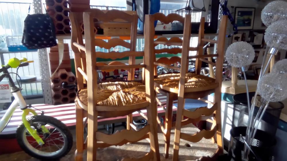 4 CHAISES PAILLÉES