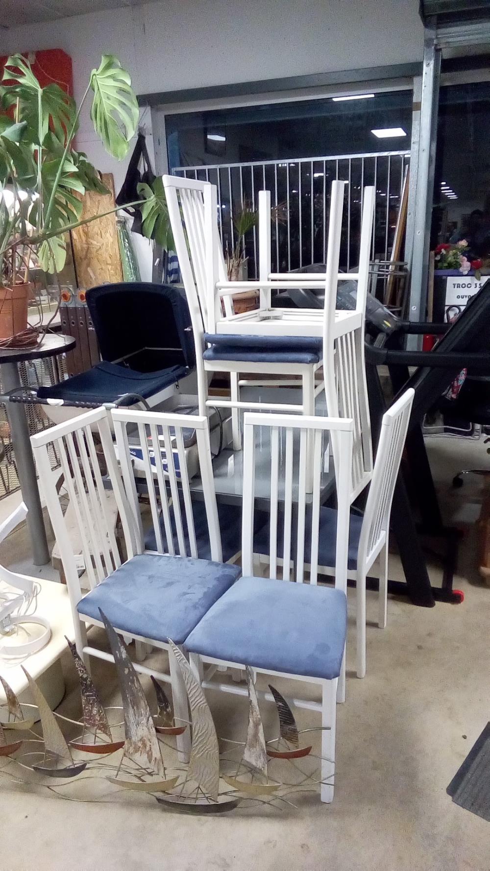 LOT DE 6 CHAISES BLANCHES ET BLEUES