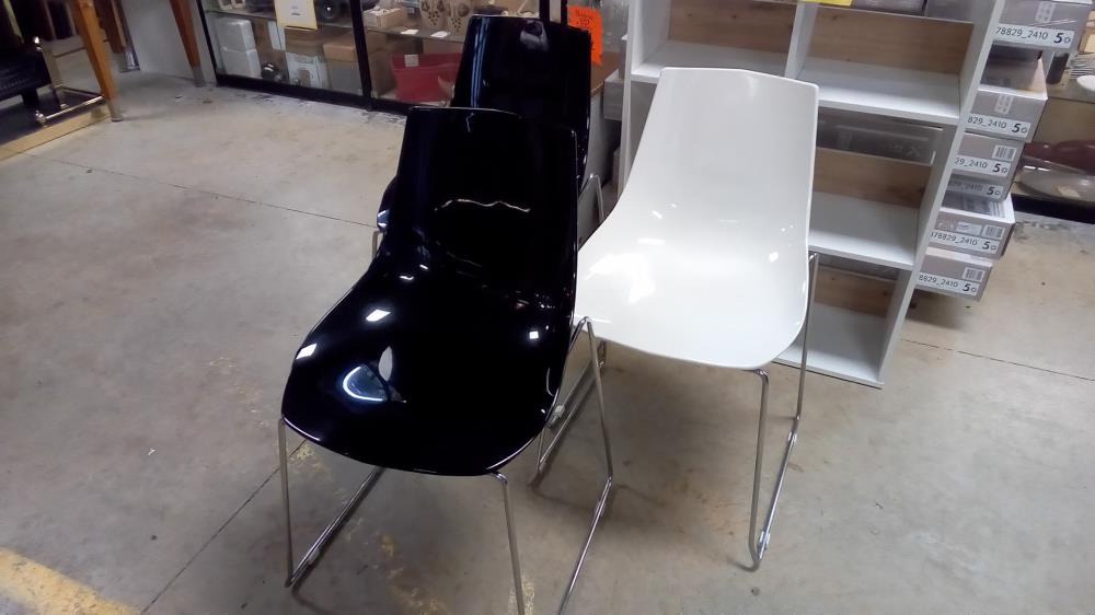 CHAISE NOIRE OU BLANCHE