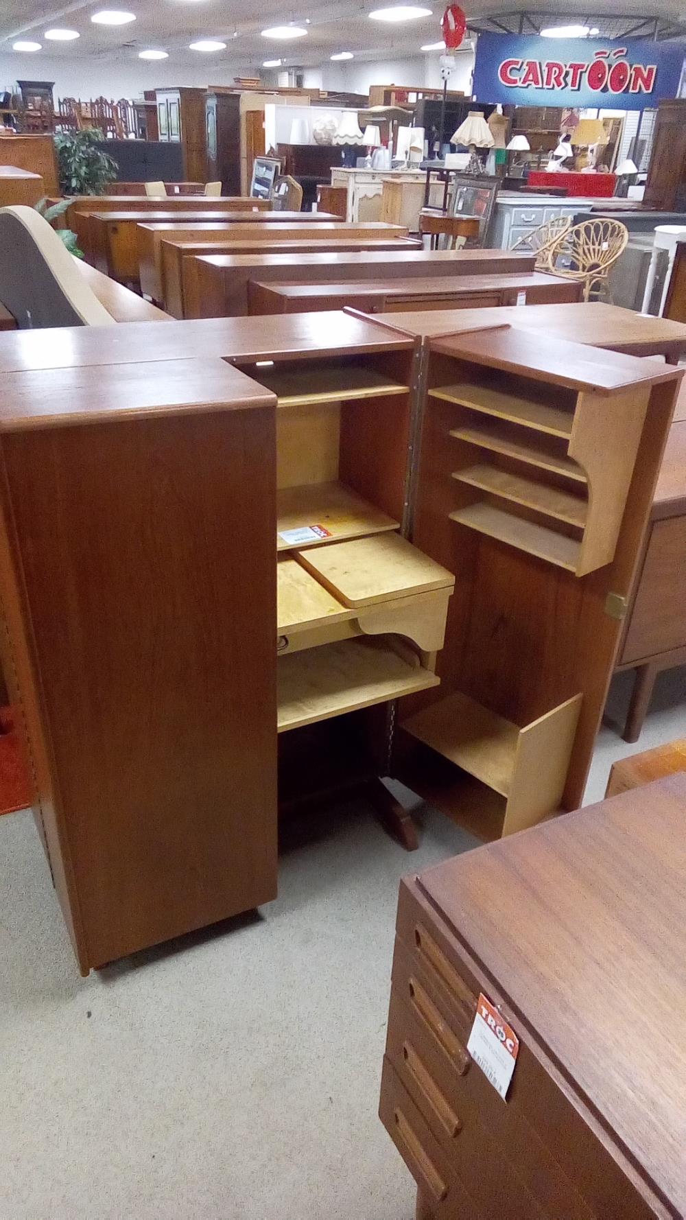 BUREAU CABINE RETRO NORVÈGE TBE AVEC CLÉ ET LUMIÈRE  82/52/114